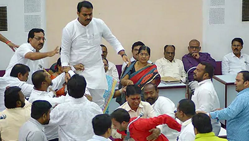 ದಿವಂಗತ ವಾಜಪೇಯಿಗೆ ಶ್ರದ್ಧಾಂಜಲಿ ಸಲ್ಲಿಕೆಗೆ ವಿರೋಧ, ಸಭೆಯಲ್ಲೇ ಎಂಐಎಂ ಕಾರ್ಪೋರೇಟರ್ ಗೆ ಧರ್ಮದೇಟು!