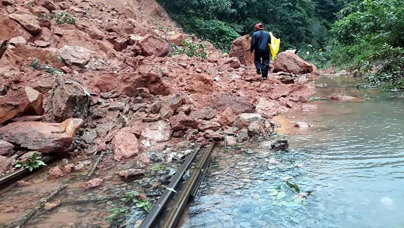 ಕರ್ನಾಟಕ ಪ್ರವಾಹ : ರೈಲ್ವೆ ಹಳಿ ಮೇಲಿನ ಗುಡ್ಡ ತೆರವಿಗೆ ಒಂದು ತಿಂಗಳು ಅಗತ್ಯ- ಅಧಿಕಾರಿಗಳು