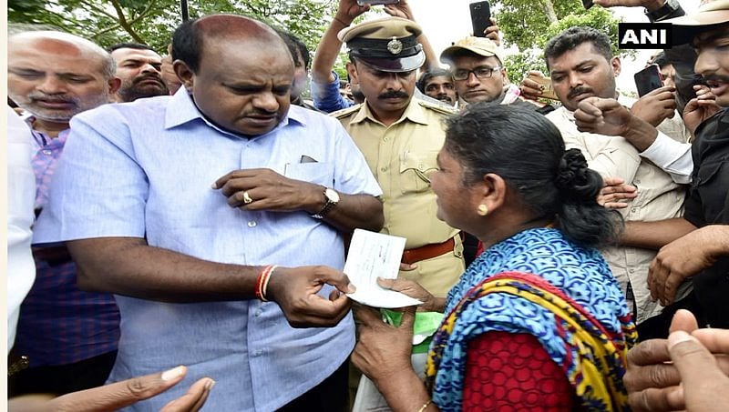 ಕೊಡಗು ಪ್ರವಾಹ : ಮನೆ ಕಳೆದುಕೊಂಡವರಿಗೆ 5 ಲಕ್ಷ ರೂ. ಪರಿಹಾರದ ಚೆಕ್ ವಿತರಿಸಿದ ಮುಖ್ಯಮಂತ್ರಿ