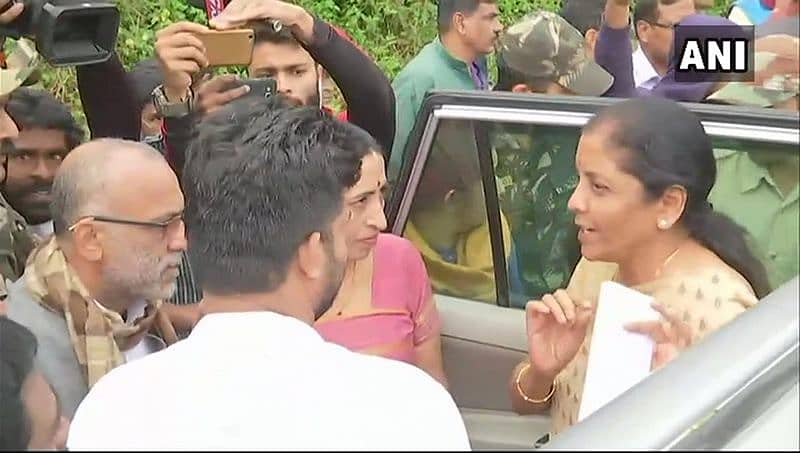 ಕೊಡಗಿಗೆ ರಕ್ಷಣಾ ಸಚಿವೆ ನಿರ್ಮಲಾ ಸೀತರಾಮನ್ ಭೇಟಿ: ಮತ್ತೆ ಮಳೆ ಆರಂಭ