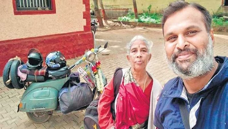 ವೃದ್ಧ ತಾಯಿಯನ್ನು ಬೈಕ್ ನಲ್ಲಿಯೇ 25 ಸಾವಿರ ಕಿ.ಮೀ. ತೀರ್ಥಯಾತ್ರೆ ಮಾಡಿಸಿದ ಪುತ್ರ!