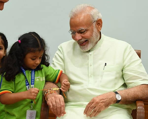 ಪ್ರಧಾನಿ ನರೇಂದ್ರ ಮೋದಿಗೆ ರಾಖಿ ಕಟ್ಟಿ ಸಂಭ್ರಮಿಸಿದ ಪುಟಾಣಿ ಮಕ್ಕಳು