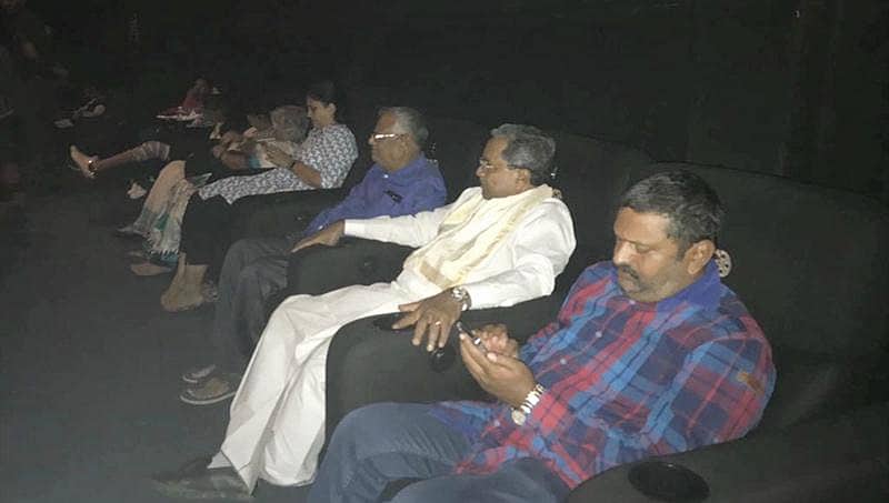 'ಸರ್ಕಾರಿ ಹಿರಿಯ ಪ್ರಾಥಮಿಕ ಶಾಲೆ ಕಾಸರಗೋಡು' ಸಿನಿಮಾ ವೀಕ್ಷಿಸಿದ ಮಾಜಿ ಸಿಎಂ ಸಿದ್ದರಾಮಯ್ಯ