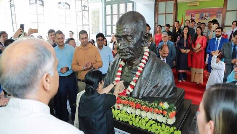 ವಿಯೆಟ್ನಾಂ: ಭಾರತ ರಾಯಭಾರ ಕಛೇರಿಯಲ್ಲಿ ಮಹಾತ್ಮಾ ಗಾಂಧಿ ಪುತ್ಥಳಿ ಅನಾವರಣಗೊಳಿಸಿದ ಸುಷ್ಮಾ ಸ್ವರಾಜ್