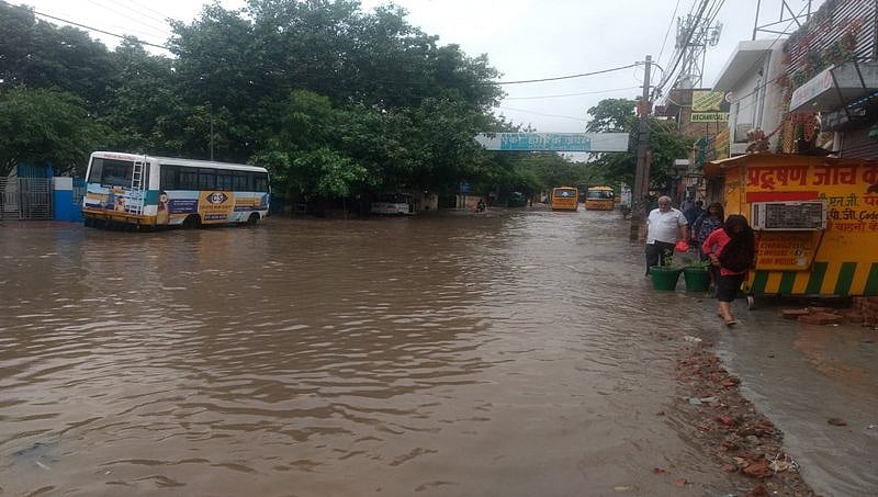 ದೆಹಲಿ, ಗುರುಗಾವ್ ನಲ್ಲಿ ಧಾರಾಕಾರ ಮಳೆ: ರಸ್ತೆಗಳೆಲ್ಲಾ ಜಲಾವೃತ, ಟ್ರಾಫಿಕ್ ಜಾಮ್