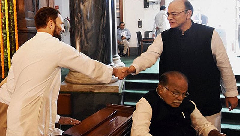 ರಾಫೆಲ್​ ರಾಬರಿ: ಜಂಟಿ ಸಂಸದೀಯ ಸಮಿತಿಗೆ ವರದಿ ಒಪ್ಪಿಸಿ, 24 ಗಂಟೆಗಳಲ್ಲಿ ನನಗೆ ಉತ್ತರಿಸಿ: ಜೇಟ್ಲಿಗೆ ರಾಹುಲ್​ ಸವಾಲು