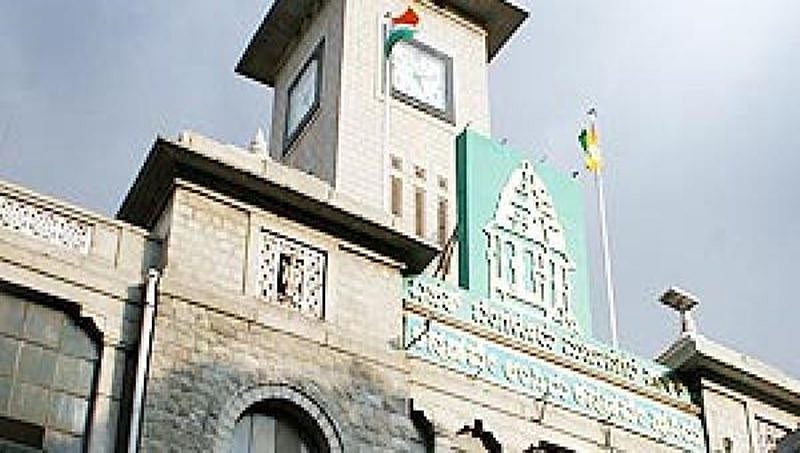 ಫ್ಲೆಕ್ಸ್ ತೆರವು ವೇಳೆ ಬಿಬಿಎಂಪಿ ಅಧಿಕಾರಿಗಳ ಮೇಲೆ ಹಲ್ಲೆ
