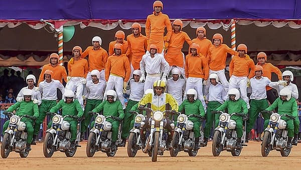 <b>ಸ್ವಾತಂತ್ರ್ಯೋತ್ಸವ ತಾಲೀಮು...</b> ಬೆಂಗಳೂರಿನ ಮಾಣಿಕ್ ಷಾ ಪರೇಡ್ ಮೈದಾನದಲ್ಲಿ ಶನಿವಾರ ಸೇನಾ ಸಿಬ್ಬಂದಿ 72ನೇ ಸ್ವಾತಂತ್ರ್ಯೋತ್ಸವಕ್ಕೆ ತಾಲೀಮು ನಡೆಸಿದ್ದು ಹೀಗೆ.