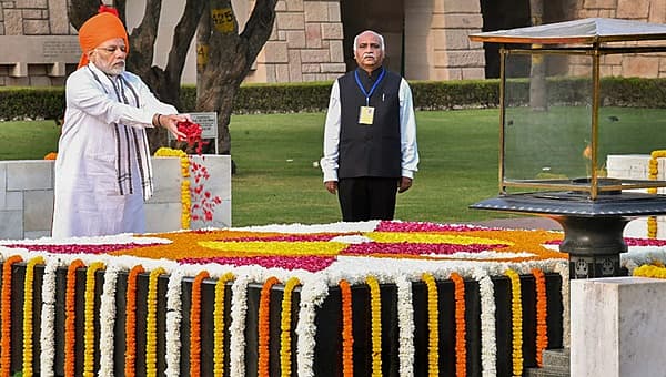 <b>ಮಹಾತ್ಮನಿಗೆ ಮೋದಿ ಪುಷ್ಪ ನಮನ....</b> 72ನೇ ಸ್ವಾಂತ್ರ್ಯ ದಿನಾಚರಣೆ ಅಂಗವಾಗಿ ಪ್ರಧಾನಿ ನರೇಂದ್ರ ಮೋದಿ ಅವರು ಬುಧವಾರ ದೆಹಲಿಯ ರಾಜಘಾಟ್ ಗೆ ತೆರಳಿ ಮಹಾತ್ಮ ಗಾಂಧೀಜಿ ಅವರ ಸಮಾಧಿಗೆ ಪುಷ್ಪ ನಮನ ಸಲ್ಲಿಸಿದರು.