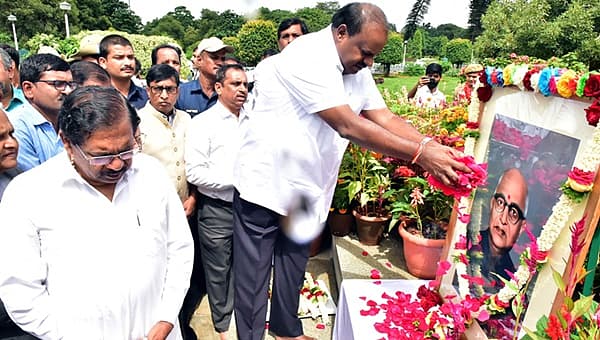 <b>ನಿಜಲಿಂಗಪ್ಪಗೆ ಸಿಎಂ ಪುಷ್ಪ ನಮನ....</b> ಮಾಜಿ ಮುಖ್ಯಮಂತ್ರಿ ಎಸ್ ನಿಜಲಿಂಗಪ್ಪ ಅವರ ಪುಣ್ಯಸ್ಮರಣೆ ಪ್ರಯುಕ್ತ ಮುಖ್ಯಮಂತ್ರಿ ಎಚ್ ಡಿ ಕುಮಾರಸ್ವಾಮಿ ಅವರು ಬುಧವಾರ ವಿಧಾನಸೌಧದಲ್ಲಿ ಅವರ ಭಾವಚಿತ್ರಕ್ಕೆ ಪುಷ್ಪನಮನ ಸಲ್ಲಿಸಿದರು.