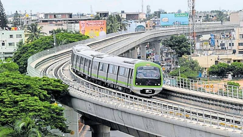 ಮೂರು ಬೋಗಿಗಳ ಬಾಗಿಲು ಬಂದ್  :ಮಧ್ಯ ದಾರಿಯಲ್ಲಿಯೇ  ನಿಂತ ಮೆಟ್ರೋ ರೈಲು !