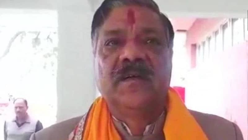 ಬಿಜೆಪಿ ಶಾಸಕನ ಮೇಲೆ ಕಲ್ಲೆಸೆತ, ತಪ್ಪಿಸಿಕೊಳ್ಳಲು ಜನರ ಬಳಿ ಓಡಿದ ಶಾಸಕ!