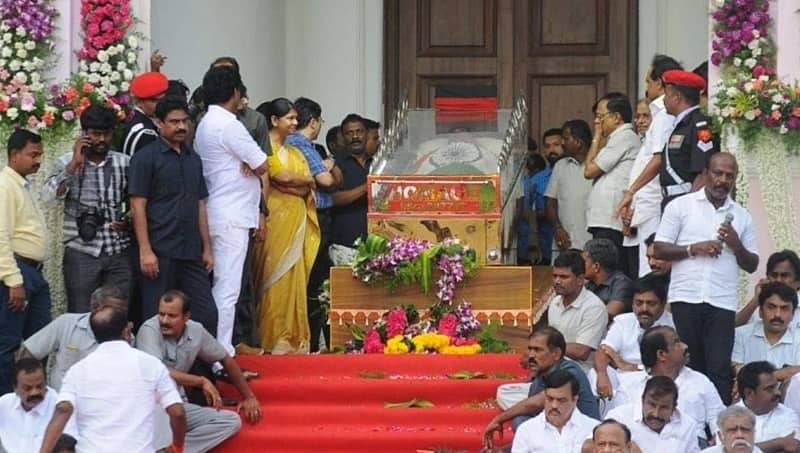 ಕರುಣಾನಿಧಿ ಅಂತಿಮ ದರ್ಶನದ ವೇಳೆ ಕಾಲ್ತುಳಿತ, ಇಬ್ಬರು ಸಾವು; ಶಾಂತಿ ಕಾಪಾಡುವಂತೆ ಸ್ಟಾಲಿನ್ ಮನವಿ