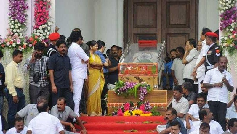ತಮಿಳುನಾಡು ಸರ್ಕಾರಕ್ಕೆ ಮುಖಭಂಗ: ಮರೀನಾ ಬೀಚ್'ನಲ್ಲೇ ಕರುಣಾನಿಧಿ ಅಂತ್ಯಕ್ರಿಯೆಗೆ 'ಹೈ' ಅಸ್ತು