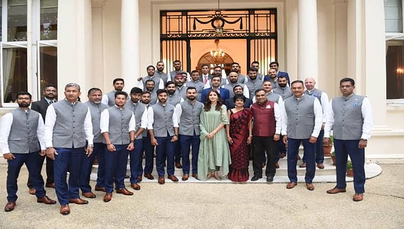 ಟೀಂ ಇಂಡಿಯಾ ಜತೆಗೆ ಫೋಟೋಗೆ ಪೋಸ್ ಕೊಟ್ಟ ಅನುಷ್ಕಾ ಶರ್ಮಾ!