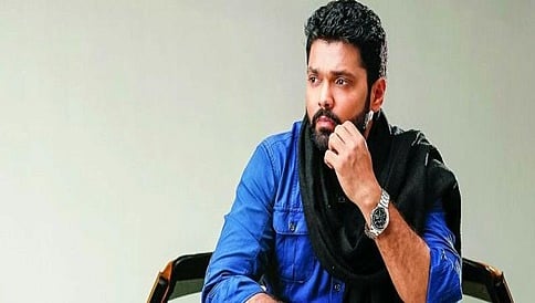 'ನೋ ಪಾರ್ಕಿಂಗ್' ವಲಯದಲ್ಲಿ ಸ್ಯಾಂಡಲ್ ವುಡ್ ಖ್ಯಾತ ನಟನ ಕಾರು; ಟೆಕ್ಕಿ ನಿವಾಸಿಯಿಂದ ದೂರು