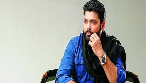 'ನೋ ಪಾರ್ಕಿಂಗ್' ವಲಯದಲ್ಲಿ ಸ್ಯಾಂಡಲ್ ವುಡ್  ಖ್ಯಾತ ನಟನ ಕಾರು; ಟೆಕ್ಕಿ ನಿವಾಸಿಯಿಂದ ದೂರು