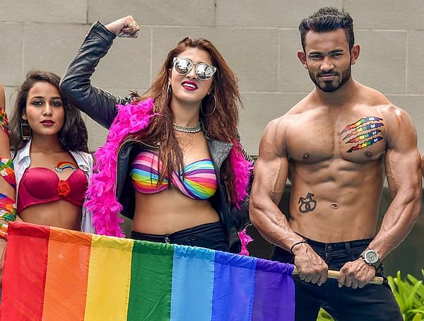 <b>ಕಾಮನೆಗಳ ಬಿಲ್ಲು, ಕಾಮನಬಿಲ್ಲು!</b> ಕೊಲ್ಕತ್ತಾದಲ್ಲಿ ನಡೆದ ರೈನ್ ಬೋ ಕಲರ್ ಆಫ್ ಪ್ರೈಡ್ ಫೇಸ್ ಫೇಮ್ ಫ್ಯಾಷನ್ ನಲ್ಲಿ ಮಾಡೆಲ್ ಗಳ ಪೋಸ್.