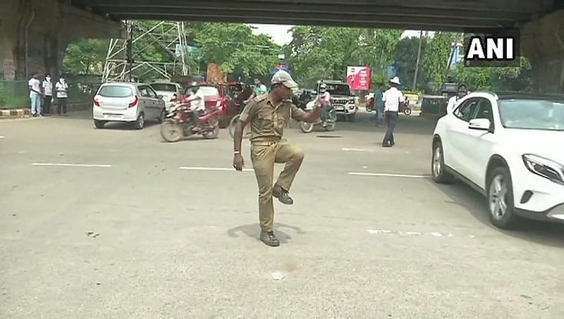 ಭುವನೇಶ್ವರ್: ರಸ್ತೆಯಲ್ಲೇ ನೃತ್ಯ ಮಾಡುತ್ತಾ ಸಂಚಾರ ದಟ್ಟಣೆ ನಿಯಂತ್ರಿಸುವ ಗೃಹ ರಕ್ಷಕ!