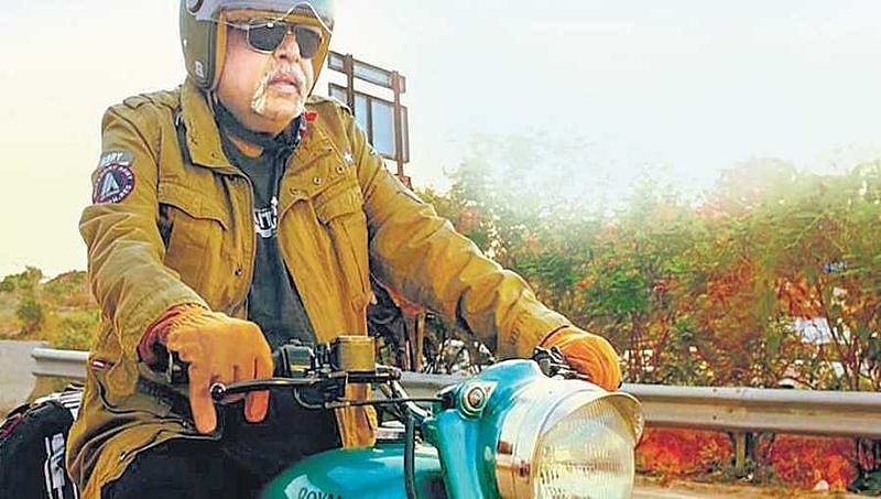ಆ್ಯಂಬುಲೆನ್ಸ್ ನಲ್ಲಿ ತೆರಳಿ 'ಅಂಬಿ ನಿಂಗ್ ವಯಸ್ಸಾಯ್ತೋ' ಸಿನಿಮಾ ವೀಕ್ಷಿಸಿದ 'ರೆಬೆಲ್ ಸ್ಟಾರ್'!