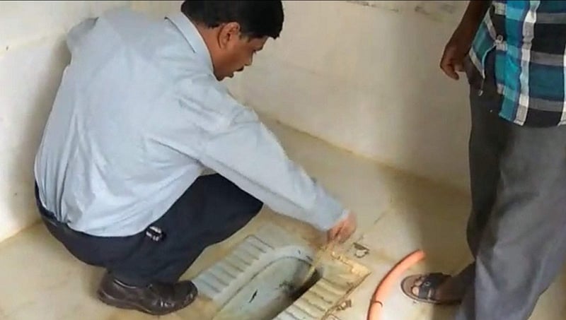 ಕೋಲಾರ: ಬ್ಲಾಕ್ ಆಗಿದ್ದ ಶೌಚಾಲಯ ಸ್ವಚ್ಛಗೊಳಿಸಿದ ಬಿಇಒ, ಶಿಕ್ಷಕರಿಗೆ ಪೇಚಾಟ
