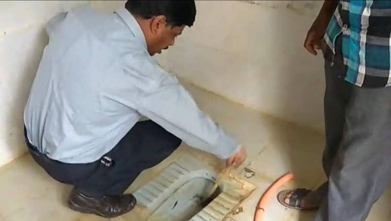 ಕೋಲಾರ: ಬ್ಲಾಕ್ ಆಗಿದ್ದ ಶೌಚಾಲಯ ಸ್ವಚ್ಛಗೊಳಿಸಿದ ಬಿಇಒ, ಶಿಕ್ಷಕರಿಗೆ ಪೇಚಾಟ