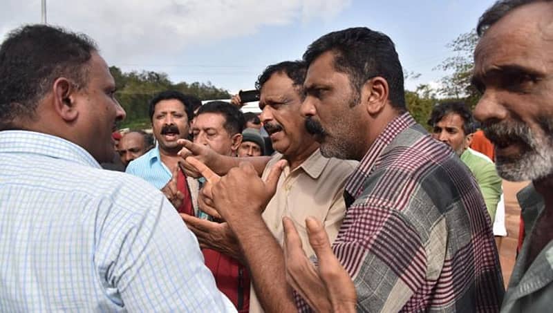 ಸೋಮವಾರಪೇಟೆ ತಹಸೀಲ್ದಾರ್ ಮೇಲೆ ಪ್ರವಾಹ ಸಂತ್ರಸ್ತರಿಂದ ಹಲ್ಲೆ