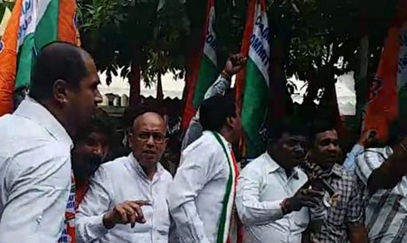 ಸಿಎಂ ದಂಗೆ ಹೇಳಿಕೆ ಬೆನ್ನಲ್ಲೇ ಬಿಎಸ್​ವೈ ನಿವಾಸಕ್ಕೆ ಕಾಂಗ್ರೆಸ್ ಕಾರ್ಯಕರ್ತರಿಂದ ಮುತ್ತಿಗೆ