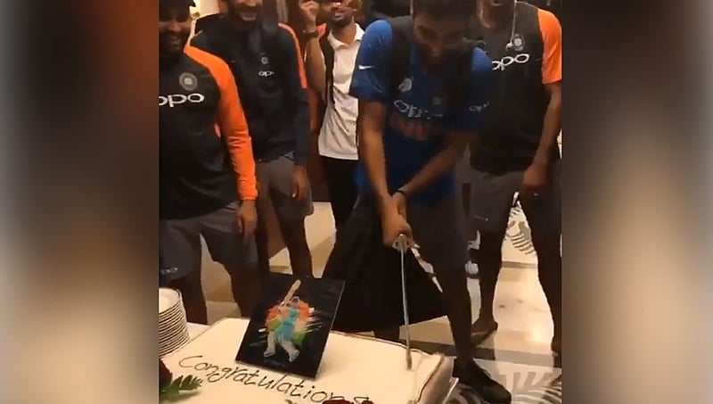ಪಾಕ್ ವಿರುದ್ಧದ ಸೇಡು, ತಲ್ವಾರ್ನಿಂದ ಕೇಕ್ ಕತ್ತರಿಸಿ ಟೀಂ ಇಂಡಿಯಾ ಆಟಗಾರರ ಸಂಭ್ರಮಾಚರಣೆ!