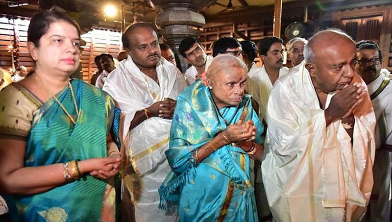 ಶೃಂಗೇರಿ ಮಠದಲ್ಲಿ ಹೋಮ ನಡೆಸಿದ ಹೆಚ್.ಡಿ.ದೇವೇಗೌಡ ಕುಟುಂಬ