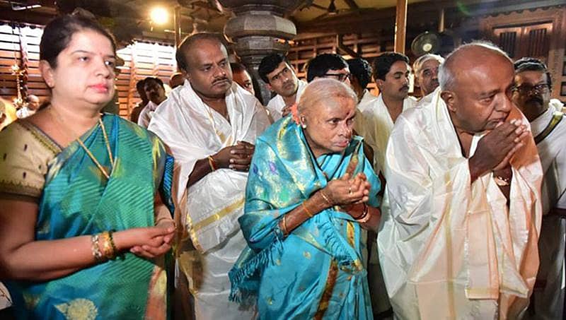 ಶೃಂಗೇರಿ ಮಠದಲ್ಲಿ ಹೋಮ ನಡೆಸಿದ ಹೆಚ್.ಡಿ.ದೇವೇಗೌಡ ಕುಟುಂಬ