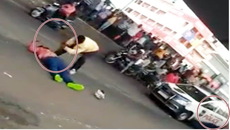 ಭಯಾನಕ ದೃಶ್ಯ; ಪೊಲೀಸರ ಎದುರೆ, ನಡುರಸ್ತೆಯಲ್ಲೇ ವ್ಯಕ್ತಿಯನ್ನು ಮಚ್ಚಿನಿಂದ ಕೊಚ್ಚಿ ಕೊಚ್ಚಿ ಬರ್ಬರ ಕೊಲೆ!