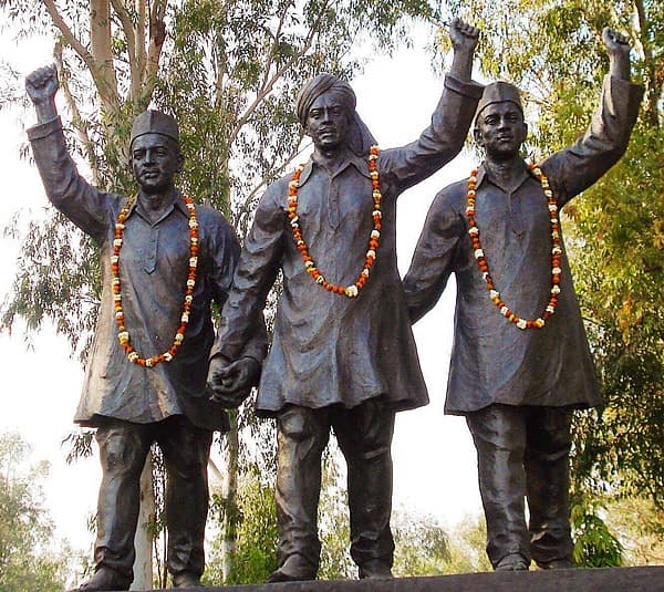 ಜಲಿಯನ್ ವಾಲಾ ಬಾಗ್ ಹತ್ಯಾಕಾಂಡ ಭಗತ್ ಸಿಂಗ್ ಜೀವನದಲ್ಲಿ ಭಾರೀ ಪರಿಣಾಮ ಬೀರಿತ್ತು. 12ನೇ ವಯಸ್ಸಿನಲ್ಲಿ ಹತ್ಯಾಕಾಂಡ ನಡೆದ ಸ್ಥಳಕ್ಕೆ ಹೋಗಿ ಬಲಿಯಾದವರ ದೇಹದಿಂದ ಬಿದ್ದ ರಕ್ತದಲ್ಲಿ ಒದ್ದೆಯಾದ ಮಣ್ಣನ್ನು ಮನೆಗೆ ತಂದು ಸಂಗ್ರಹಿಸಿಟ್ಟಿದ್ದರು. ಅಂದೇ ದೇಶದ ಸ್ವಾತಂತ್ರ್ಯಕ್ಕಾಗಿ ಬ್ರಿಟಿಷರ ವಿರುದ್ಧ ಹೋರಾಡುವುದಾಗಿ