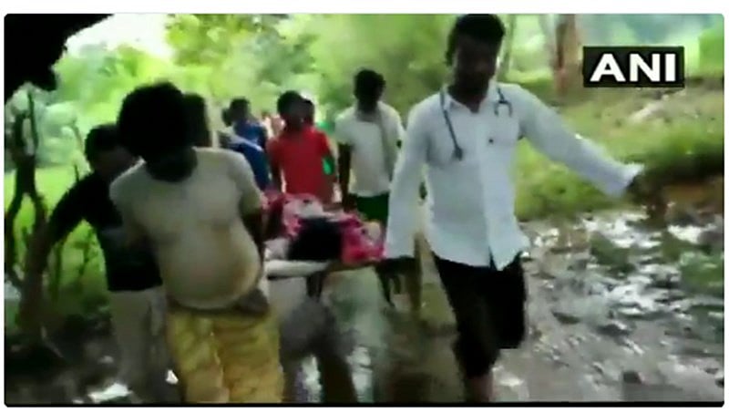 ಒಡಿಶಾ: ಹದಗೆಟ್ಟ ರಸ್ತೆಗಳು :ಮಲಗಿದ ಹಾಸಿಗೆಯಲ್ಲಿಯೇ ರೋಗಿಯನ್ನು ಆಸ್ಪತ್ರೆಗೆ ರವಾನಿಸಿದ ಗ್ರಾಮಸ್ಥರು !