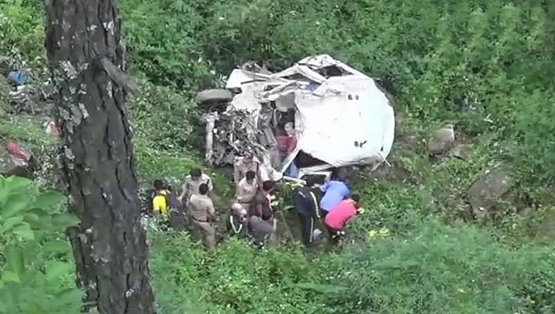 ಭೀಕರ ಅಪಘಾತ: ಗುಡ್ಡ ಕುಸಿದು ಪ್ರಪಾತಕ್ಕೆ ಉರುಳಿದ ಬಸ್, 13 ಯಾತ್ರಾರ್ಥಿಗಳ ದುರ್ಮರಣ!