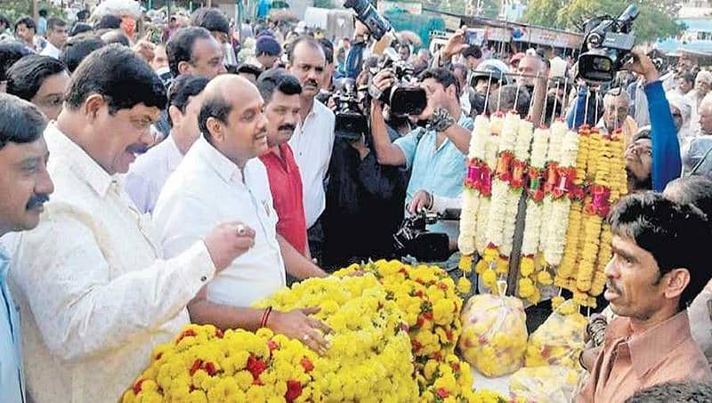 ಬೀದಿ ಬದಿ ವರ್ತಕರಿಗೆ ಸಿಎಂ ಎಚ್,ಡಿ ಕುಮಾರಸ್ವಾಮಿ 'ಬಡವರ ಬಂಧು'!