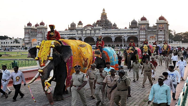 ಮೈಸೂರು ಅರಮನೆಗೆ ಆಗಮಿಸಿದ ದಸರಾ ಗಜಪಡೆ: ಸಾಂಪ್ರದಾಯಿಕ ಸ್ವಾಗತ