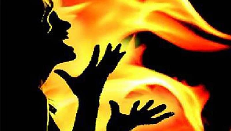 ಮಹಾರಾಷ್ಟ್ರ: ಅತಿಯಾದ ಮೊಬೈಲ್ ಬಳಕೆ; ಕೆಂಡಾಮಂಡಲಗೊಂಡು ಪುತ್ರಿಗೆ ಬೆಂಕಿ ಹಚ್ಚಿದ ತಂದೆ, ಬಂಧನ