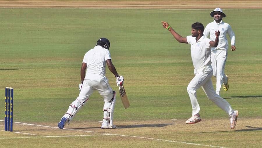 ತರಗೆಲೆಯಂತೆ ಉದುರಿದ ವಿಕೆಟ್ಗಳು: 35/3 ಸ್ಥಿತಿಯಲ್ಲಿದ್ದ ತಂಡ, ಕೊನೆಗೆ ಆಲೌಟ್ ಆಗಿದ್ದು 35ಕ್ಕೆ!