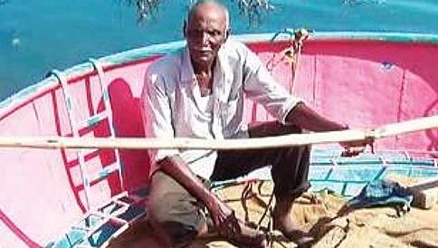 ಶಿವಮೊಗ್ಗ: ತುಂಗಾ ನದಿ ದಾಟಲು ಅನೇಕ ಜನರಿಗೆ ಈ ತೆಪ್ಪ ಮತ್ತು ಮಲ್ಲಣ್ಣನೇ ಆಸರೆ!