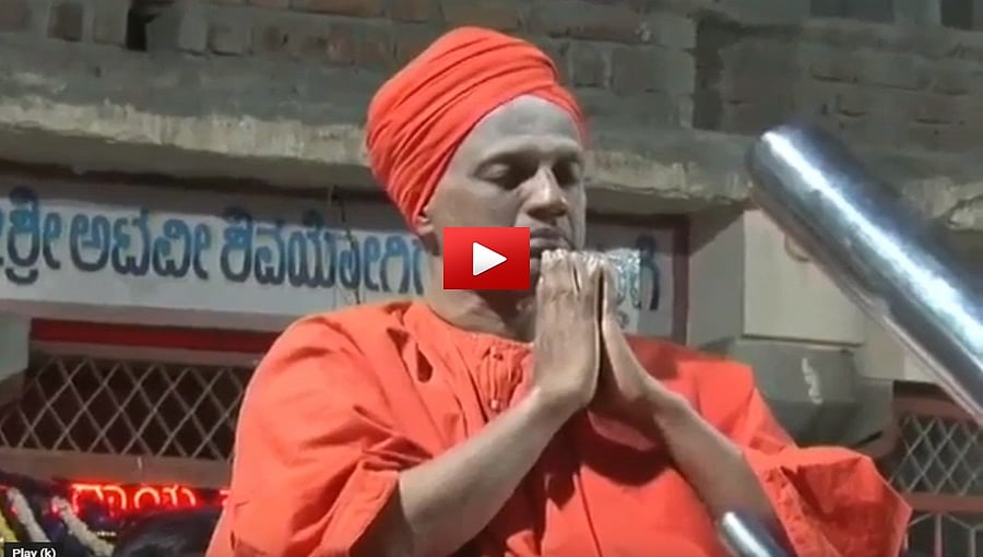ಪ್ರಾರ್ಥನೆ ವೇಳೆ ಭಾವುಕರಾದ ತುಮಕೂರು ಸಿದ್ಧಗಂಗಾ ಕಿರಿಯ ಸ್ವಾಮೀಜಿ!