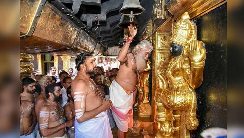 ಮಹಿಳೆಯರ ಪ್ರವೇಶ ಹಿನ್ನಲೆ ಶುದ್ಧೀಕರಣದ ಬಳಿಕ ಬಾಗಿಲು ತೆರೆದ ಶಬರಿಮಲೆ ಅಯ್ಯಪ್ಪ ಸನ್ನಿಧಿ!