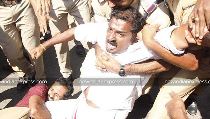 ಮಹಿಳೆಯರ ಪ್ರವೇಶ, ಶಬರಿಮಲೆ ಉದ್ವಿಗ್ನ: ಹಲವಡೆ ಘರ್ಷಣೆ, ಪ್ರತಿಭಟನೆ ಹತ್ತಿಕ್ಕಲು ಸ್ಟನ್ ಗ್ರೆನೇಡ್, ಅಶ್ರುವಾಯು ಪ್ರಯೋಗ