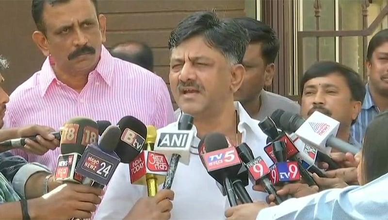 'ಕೈ ಕೈ ಮಿಲಾಸಿದ 'ಕೈ' ಶಾಸಕರು'; ಸುಳ್ಳು ಸುದ್ದಿ ಎಂದ ಸಚಿವ ಡಿಕೆ ಶಿವಕುಮಾರ್