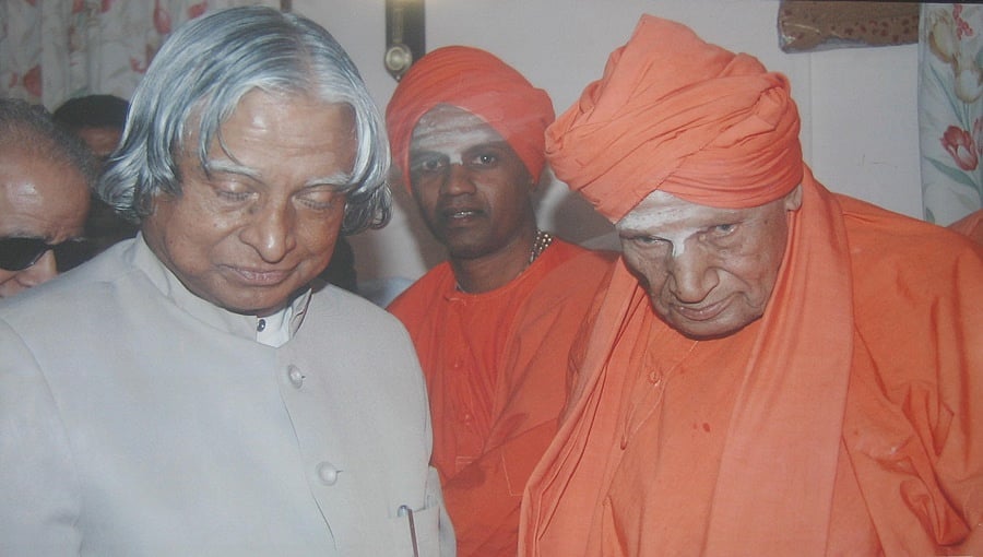 ನಡೆದಾಡುವ ದೇವರ ಜತೆ ಕಲಾಂ ನಂಟು, ಶ್ರೀಗಳ ಕುರಿತು ವಿಮಾನದಲ್ಲೇ ಕವಿತೆ ರಚಿಸಿದ್ದ ಅಬ್ದುಲ್ ಕಲಾಂ!