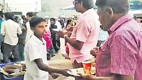 ಆಹಾರ ವ್ಯರ್ಥ ಮಾಡದಂತೆ ತಡೆದ ಸಿದ್ದಗಂಗಾ ಮಠದ ಬಾಲಕ; ವ್ಯಾಪಕ ಪ್ರಶಂಸೆ