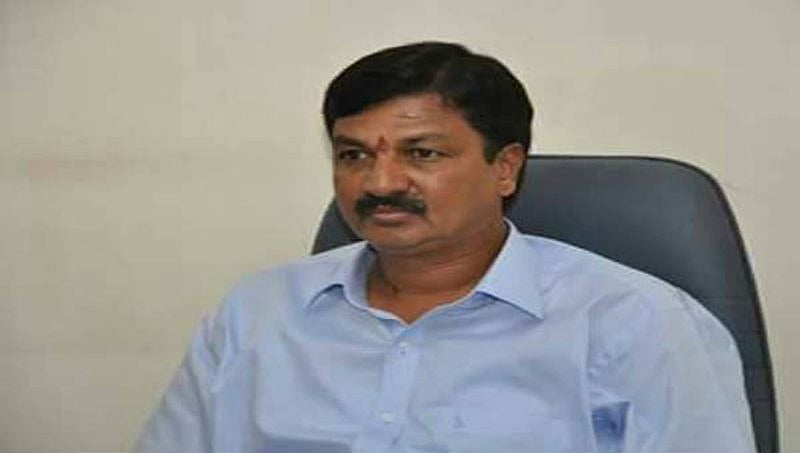 ಹುಚ್ಚರು ನೀವು, ಅತಿಯಾಯ್ತು ನಿಮ್ಮದು, ಜಾಡಿಸಿ ಒದೆಯಬೇಕು: ಮಾಧ್ಯಮಗಳಿಗೆ ರಮೇಶ್ ಆವಾಜ್