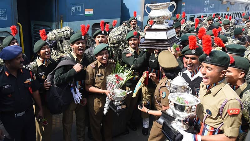 ಬೆಂಗಳೂರು: ಗಣರಾಜ್ಯೋತ್ಸವ ಪೆರೇಡ್‍ನಲ್ಲಿ ಪ್ರಶಸ್ತಿ ಗೆದ್ದ ಎನ್‍ಸಿಸಿ ತಂಡಕ್ಕೆ ಭವ್ಯ ಸ್ವಾಗತ
