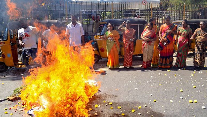 ಶಬರಿಮಲೆ ವಿವಾದ: ಬಿಜೆಪಿ ಸಂಸದರ ಮನೆ ಮೇಲೆ ದಾಳಿ, ಕೇರಳ ಆರ್ ಎಸ್ಎಸ್ ಕಚೇರಿಗೆ ಬೆಂಕಿ