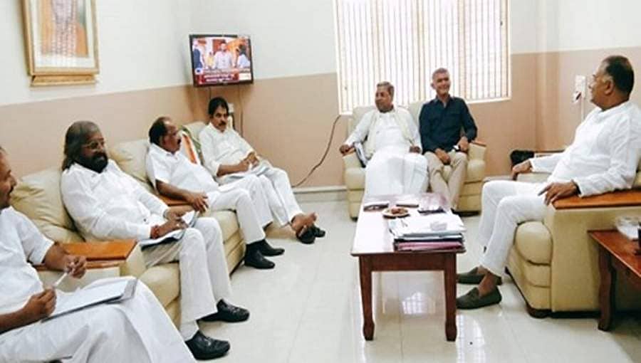 ಸಿದ್ದರಾಮಯ್ಯ ಹೆಗಲೇರಿದ ಉಪ ಚುನಾವಣೆ ಹೊಣೆ: ವೀಕ್ಷಕರ ಸಭೆಗೆ ಹಿರಿಯ ನಾಯಕರ ಗೈರು 